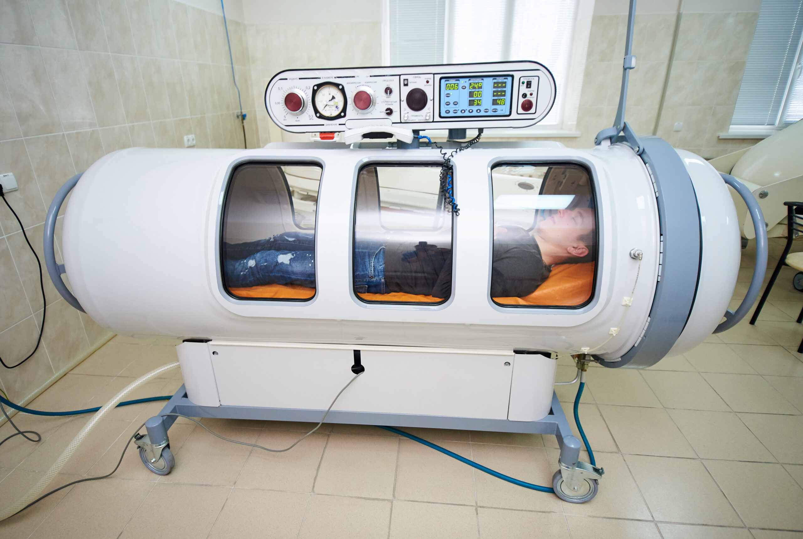 Человек живший в барокамере. HBOT барокамера. Hyperbaric Oxygen Therapy Chamber. Барокамера Air Oxygen. Hyperbaric Chamber h-810.
